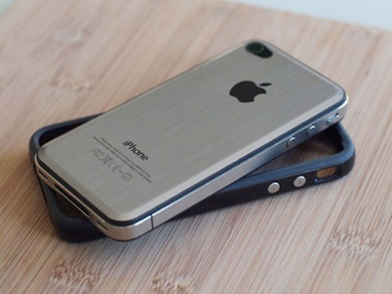 Replace The Glass Back Of The iPhone 4 With Metal