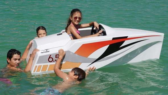 jimboat-electric-mini-boat-for-kids-In-Water