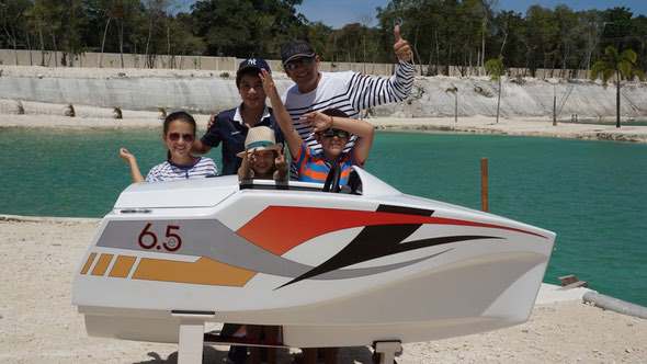 jimboat-electric-mini-boat-for-kids-rolling-stand