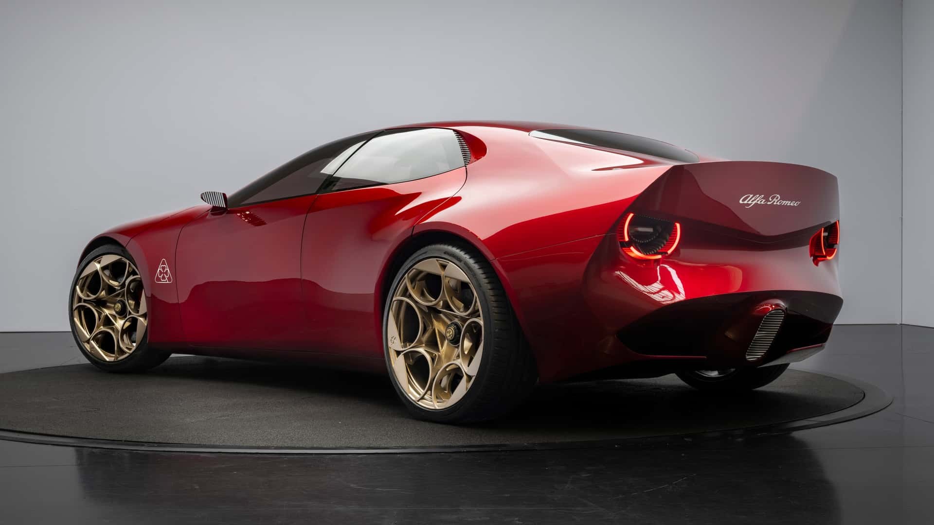 Rear three-quarter view of the Alfa Romeo Cuorerosso concept with bronze wheels