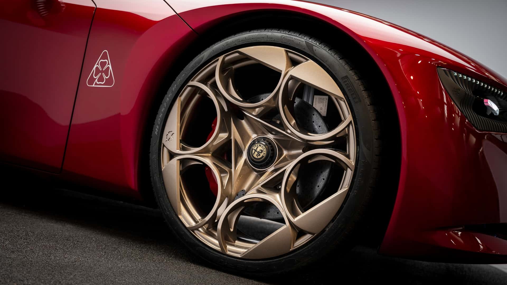 Close-up of the bronze sculpted wheel on the Alfa Romeo Cuorerosso concept