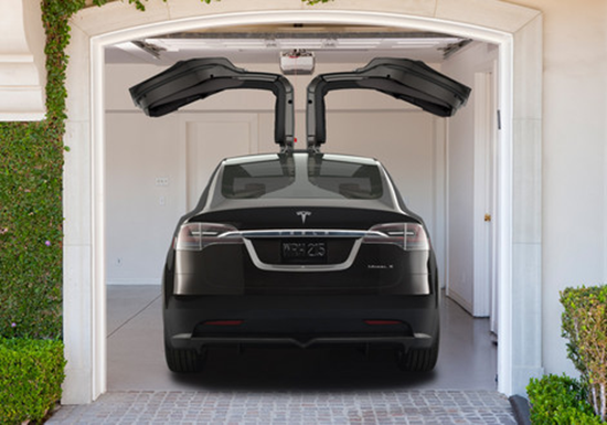 Tesla Model X gulwing doors